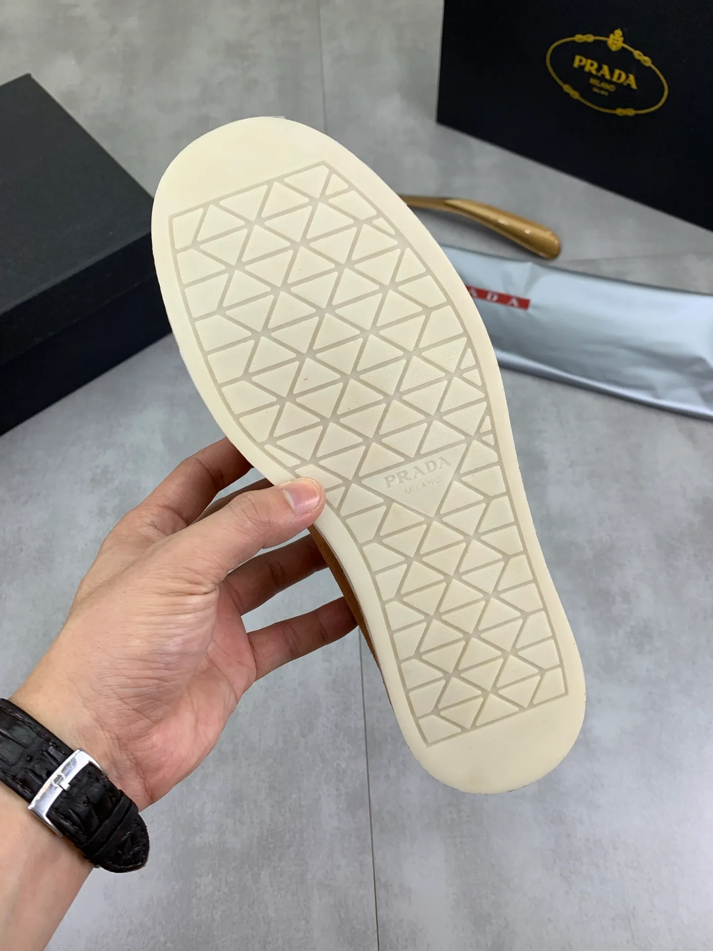 Factory price P740💰Original quality, top version🔱 ＰＲＡＤＡPrada. Men's business casual leather shoes, top quality cow leather. 1:1 shipment ⬆️Luxurious and noble, all made of imported original first-layer fine suede cowhide, just to create a more comfortable wearing experience. Upper: original comfortable open-edge bead-rubbed calfskin ➕Top imported water-dyed full cow lining, original high-end lightweight and comfortable TPU combination bottom ✔️Code number: 39-44 (38 45 Can be customized)